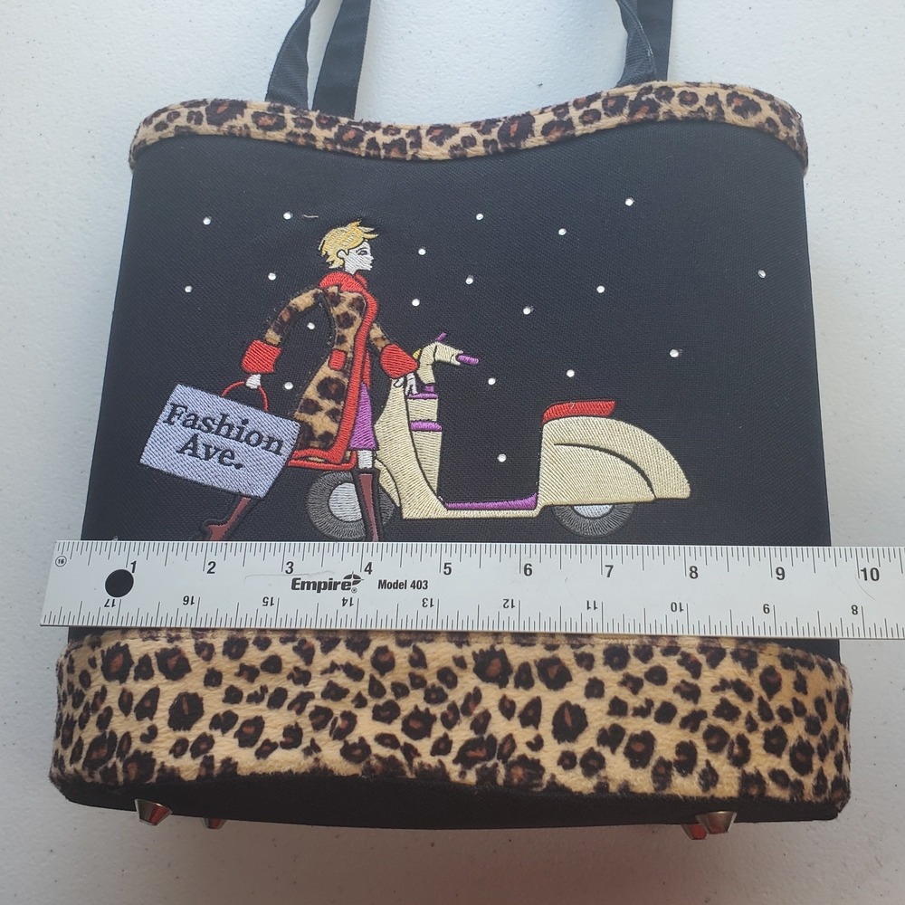 Fashion Avenue medium black and tiger zipper handbag with embroidered image Tote - Picture 4 of 9